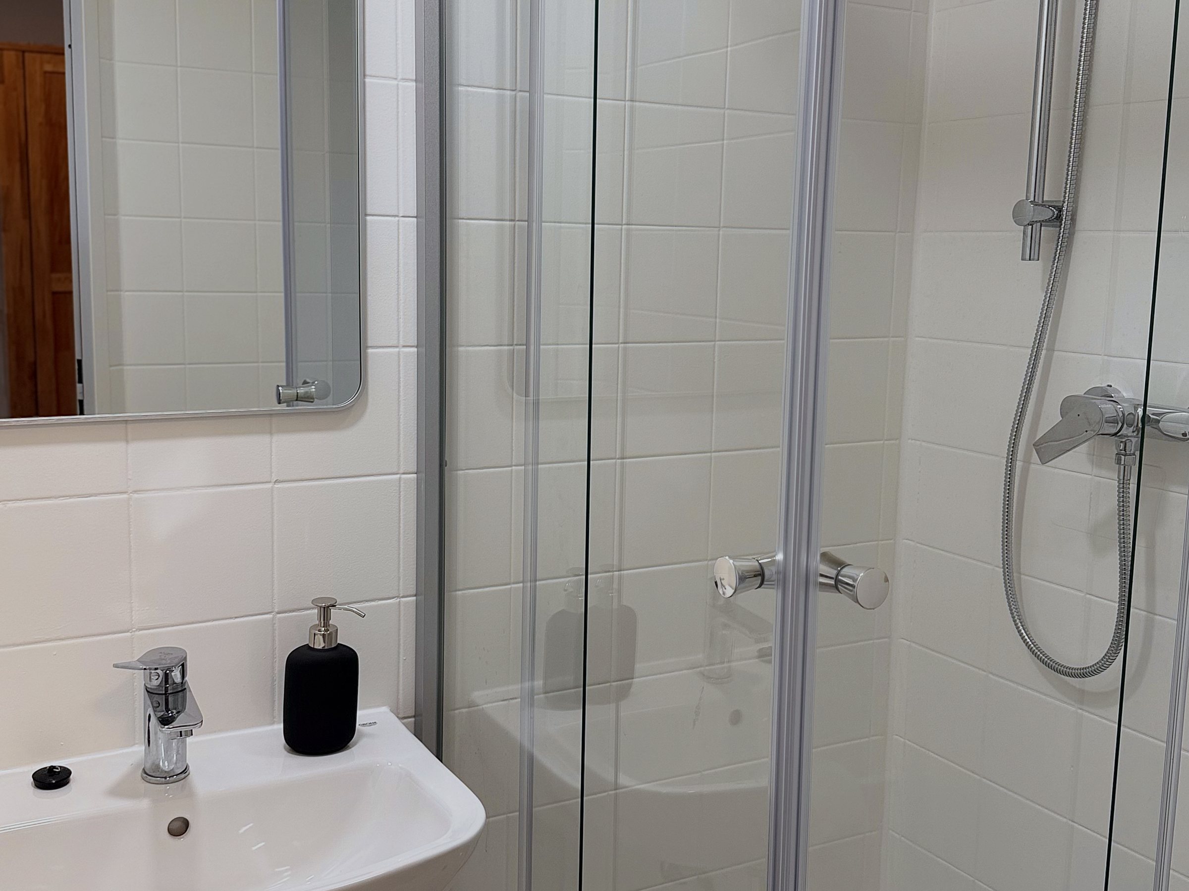 Modernisiertes Badezimmer mit Dusche und Waschbecken