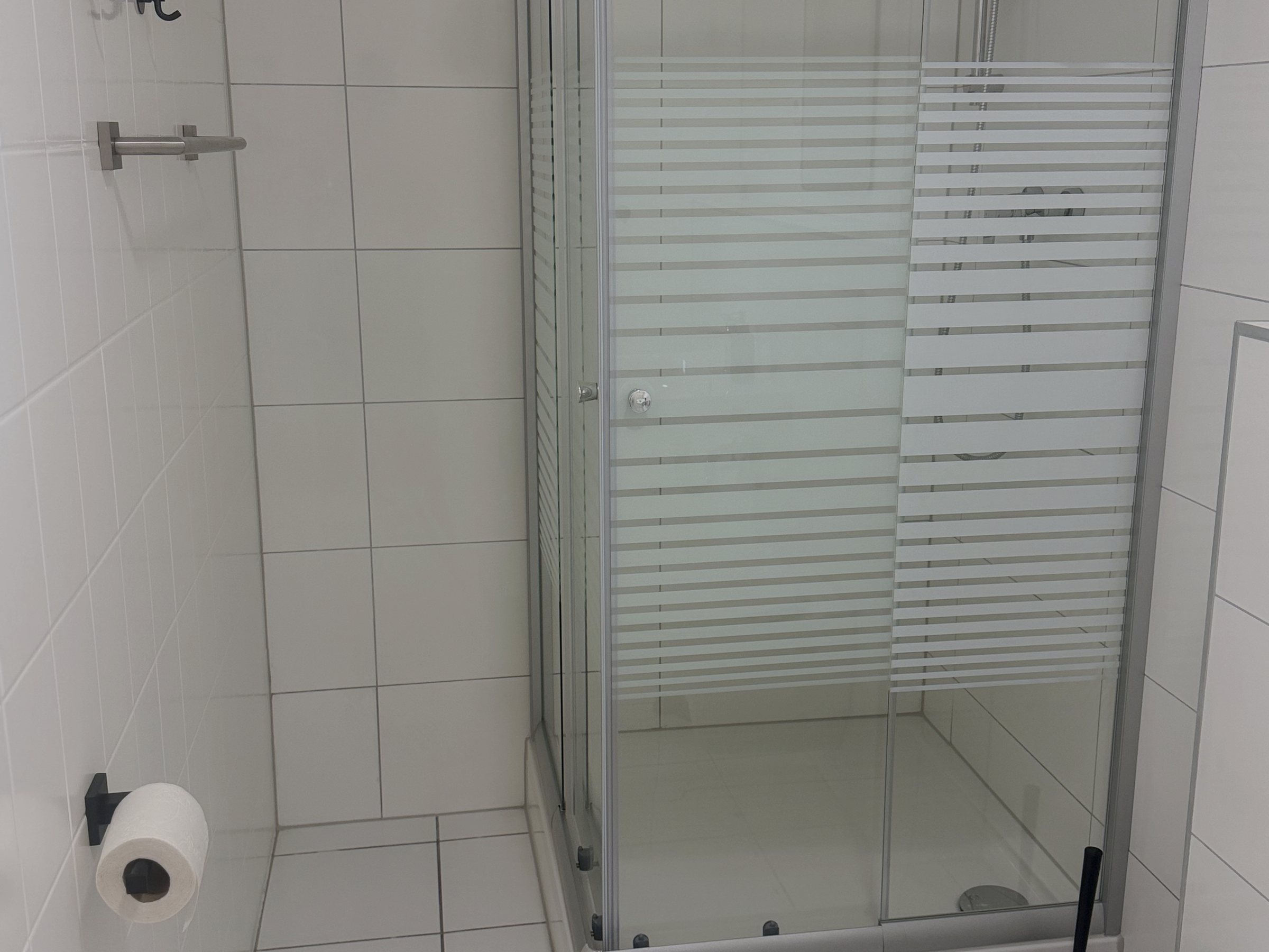 Geräumige Duschkabine im eigenen Bad