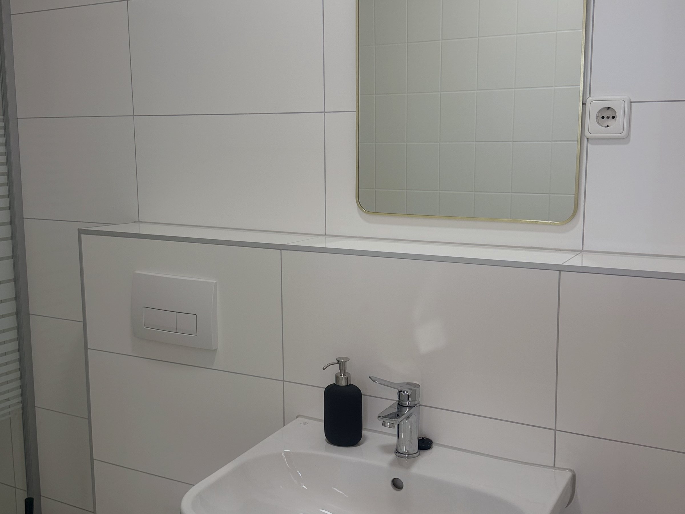 Waschbecken mit Spiegel im Badezimmer des City Event Hotel