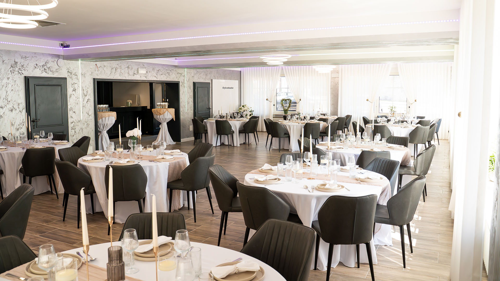 Festlich eingedeckter Saal im City Event Hotel Dinslaken